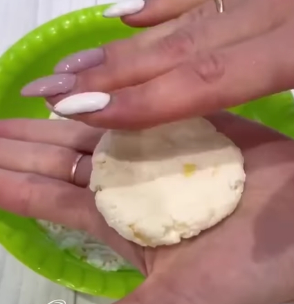 Мини-хачапури с сыром: невероятная вкуснотища на завтрак за полчаса